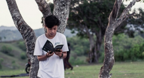 Pembaca Bukan Ensiklopedia Berjalan: Hentikan Stereotip yang Melelahkan Itu