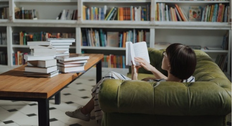 Jangan Malu Jadi Pembaca Buku: Membaca Itu Gak Bikin Kamu Antisosial