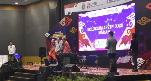 Tradisi Menyapa Akademisi, Ulos Jadi Simbol Kehormatan di AP2TPI 2025 Medan