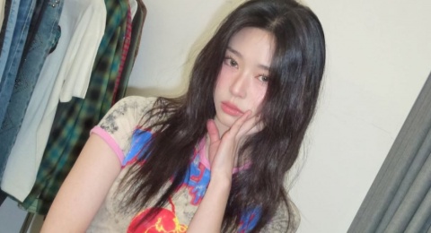 Nggak Ribet, Ini 4 Outfit Liburan ala Kim Min Ju yang Wajib Dicoba!