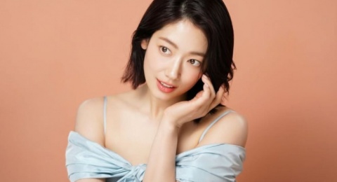 4 Ide OOTD Chic ala Park Shin Hye, Pas untuk Hangout hingga Acara Formal