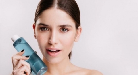 Bye Kulit Kusam! Ini 4 Toner Kandungan Alpha Arbutin untuk Mencerahkan