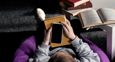 Dopamin Jam 3 Pagi: Ketika Setan Dibelenggu, Tapi Doomscrolling Terus Melaju