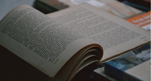 Penulisan Ulang Sejaran dengan Tone Positif: Bagaimana Nasib Buku Kiri?