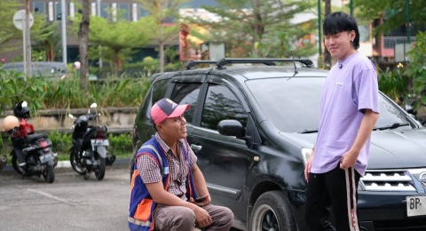 Sosok Aisar Baru, Sultan Singapore Keeganteng