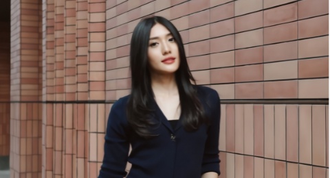 4 Inspirasi OOTD Traveling ala Anissa Aziza, Simpel tapi Eye-Catching!