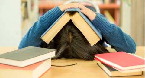 Drama FOMO Buku: Ketika Literasi Jadi Ajang Pamer dan Tekanan Sosial