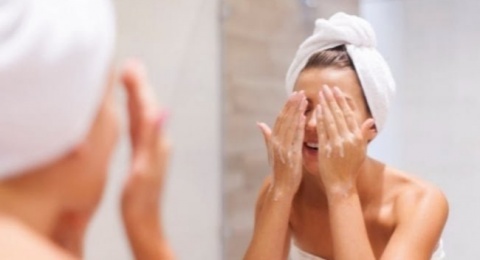 4 Rekomendasi Cleanser di Bawah Rp70 Ribuan untuk Kulit Sensitif dan Kering