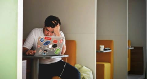 Move On yang Tertunda: Bagaimana Otak Menyimpan Hubungan yang Sudah Usai