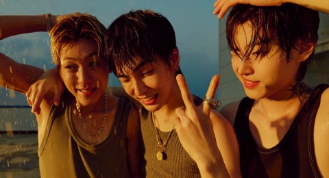 XngHan & Xoul Ekspresikan Jiwa Muda Bebas di Teaser MV Lagu Waste No Time