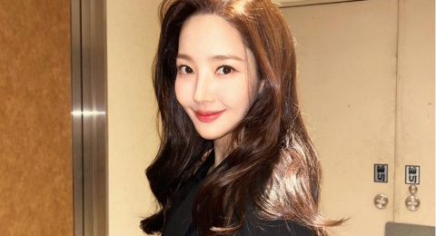 Mau Tampil Lebih Anggun? Ini 4 Ide Outfit Dress ala Park Min Young