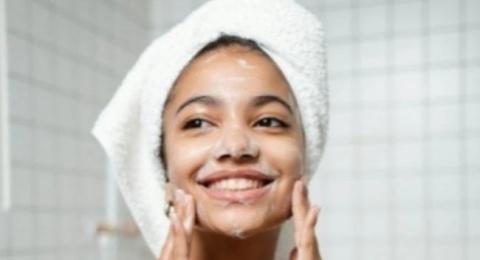 4 Gentle Brightening Cleanser Ampuh Bikin Wajah Auto Cerah Tanpa Tertarik!