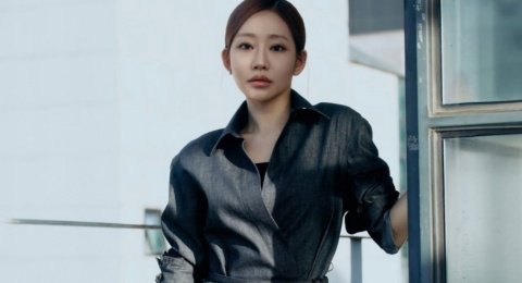 Julie KISS OF LIFE Tampil Modis dengan 4 Padu Padan OOTD Simpel, Yuk Intip!