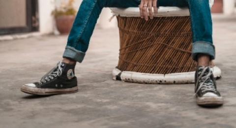 Baju Boleh Sama, Sepatu Beda: Jurus 'Shoe Swap' Biar Gak Kelihatan Pakai Baju Itu-itu Aja