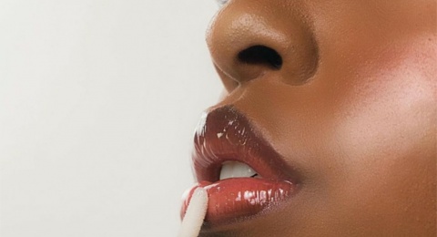 Cocok untuk Daily, Intip Tren Pool Lips dengan Tampilan Glossy