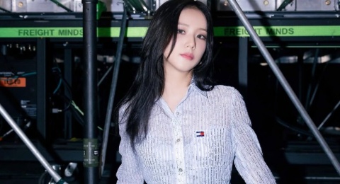 4 OOTD Cozy ala Jisoo BLACKPINK yang Kece Buat Keliling Kota & Taman!