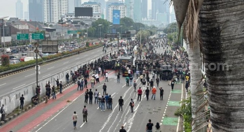 Demo 25 Agustus: Lautan Manusia dari Mahasiswa, Pelajar hingga Ojol Geruduk Gedung DPR RI