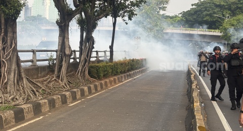 Momen Kocak Gas Air Mata Polisi Berbalik dan Kena Sendiri, Netizen Auto Kegirangan