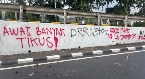 'Surat Cinta' Rakyat di Tembok DPR: Dari 'Who Needs Gibran' Sampai 'Gaji Naik, IQ Jongkok'