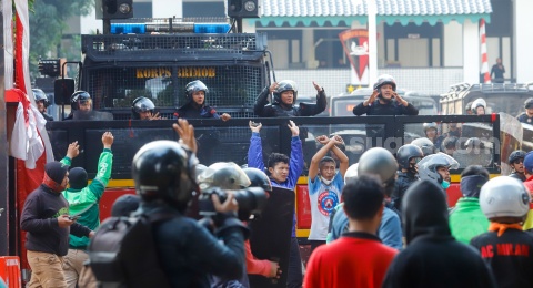 Brutalitas Polisi Cuma Dianggap Khilaf? Pernyataan Prabowo Bikin Publik Makin Gerah