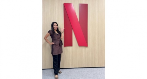 Dee Lestari Pamer Foto Bareng Netflix, Aroma Karsa Bakal Difilmkan?