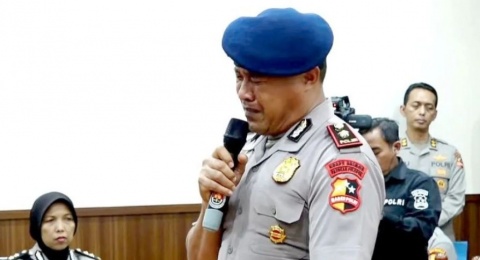Tangis Tak Menolong, Kompol Cosmas Resmi Dipecat Buntut Tragedi Ojol Affan Kurniawan