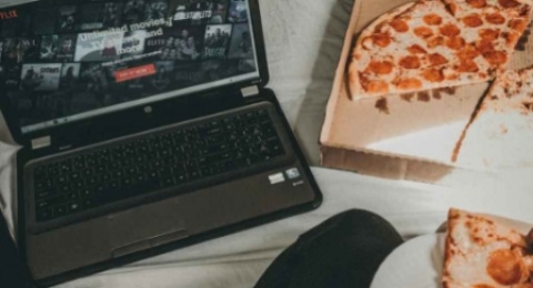Makan Sambil Nonton Jadi Gaya Hidup Baru Gen Z