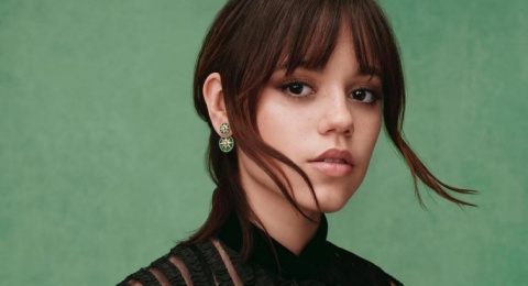 4 Daily Style Jenna Ortega, OOTD Kasual hingga Formal yang Wajib Dicoba!