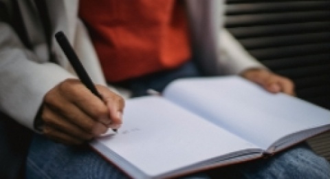 Menulis di Tengah Kebisingan Dunia Digital, Masihkah Bermakna?