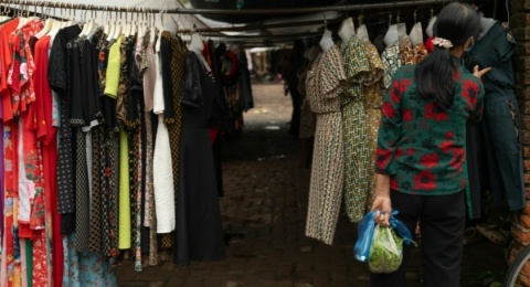 Demam Thrifting: Solusi Fashion Berkelanjutan atau Konsumerisme Terselubung?