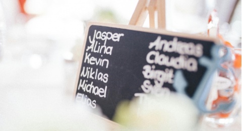 Identitas Mana yang Lebih Nyata: Nama di WhatsApp atau Jabatan di LinkedIn?