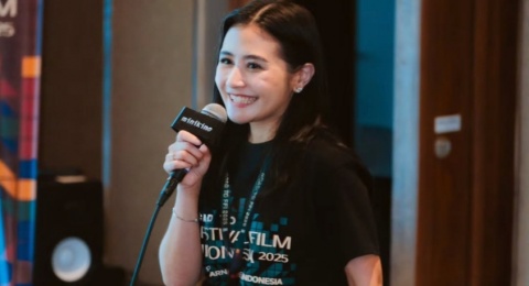 Tanggapi Isu Mandi Galon, Prilly Latuconsina Kritik Pedas Menpar Widiyanti