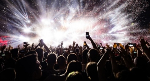 Apa Itu Artwashing? Membedah Praktik 'Cuci Dosa' Korporat Lewat Panggung Seni