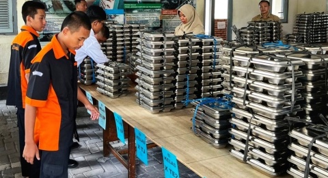 Gaji Cuci Nampan MBG Viral Tembus Rp1,8 Juta, Juru Masaknya Bisa Rp5 Juta?