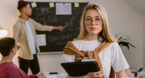 Bahaya! Fenomena Groupthink Bisa Membunuh Karakter dan Jiwa Anak Muda!