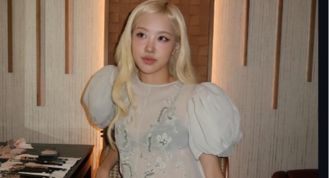 Ketika Feminin Bertemu Fungsional: Ballet Shoes ala Ros BLACKPINK Jadi Sneakers Klasik Baru