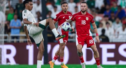 Entah Apa yang Dipikirkan, Kluivert Paksa 2 Gelandang Uzur untuk Bertarung Kontra Arab Saudi