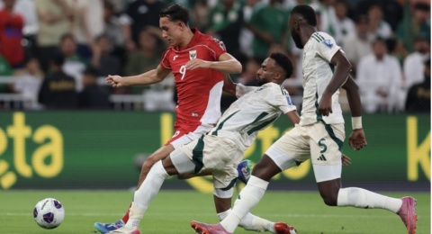 Banyak Pemain Sayap, tapi Mengapa Miliano Jonathans Berbeda dan Layak Jadi Andalan Kluivert?