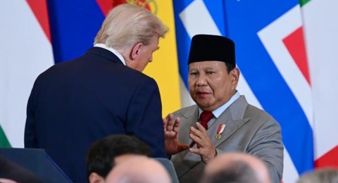 Bikin Penasaran! Apa Sih Isi 'Bisik-bisik' Prabowo dan Trump di KTT Perdamaian Gaza?