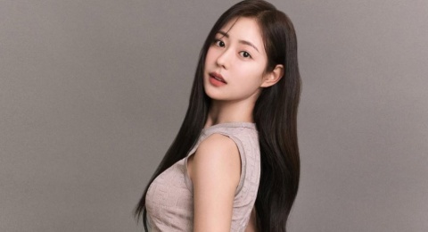 Hangout sampai Dinner Date! 4 Gaya OOTD Basic Shin Seul Ki yang Fleksibel