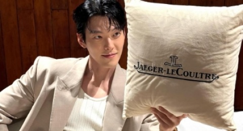 Classy dan Elegan! 6 Inspirasi Suit Style ala Kim Woo Bin yang Wajib Dicoba