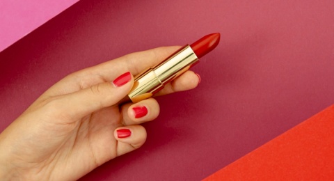 7 Rekomendasi Lipstik Lokal dengan Warna Intens untuk Bold Makeup Look