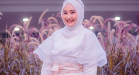 5 Inspirasi OOTD Hijab Playful ala Fatin Shidqia, Bikin Hangout Makin Seru