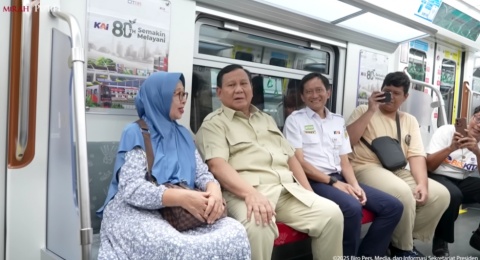 Presiden Prabowo Tinjau KRL Manggarai - Tanah Abang, Disambut Antusias Penumpang!