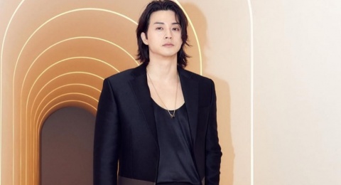 Gaya Ngantor sampai Nongkrong, Intip 4 OOTD Versatile ala Kim Ji Hoon!