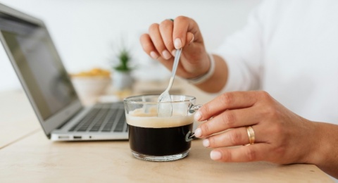 Minum Kopi Pagi vs Malam: Efeknya Ternyata Beda Buat Badan, Kamu Tim yang Mana?