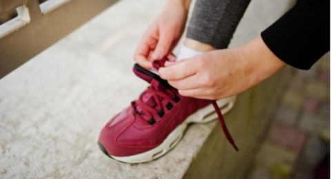 5 Sepatu Lari Nuansa Merah dengan Desain Trendy ala Anak Muda