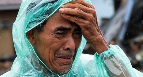 Mencari yang Dicintai di Antara Lumpur dan Air Mata