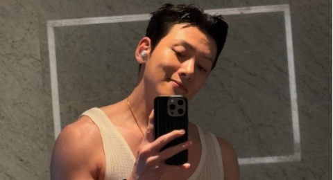 5 Ide Mirror Selfie ala Ji Chang Wook, Kunci Tampil Cool dan Karismatik!