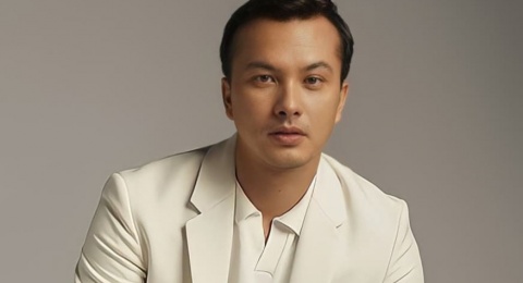 Nicholas Saputra Menahan Tangis soal Banjir Sumatra: Kita Hanya Numpang